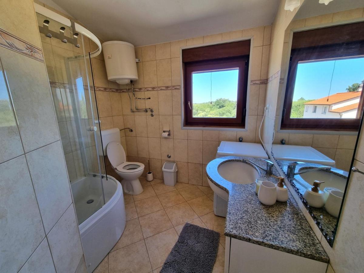 Sunny Apartment With Pool Šišan Exterior foto